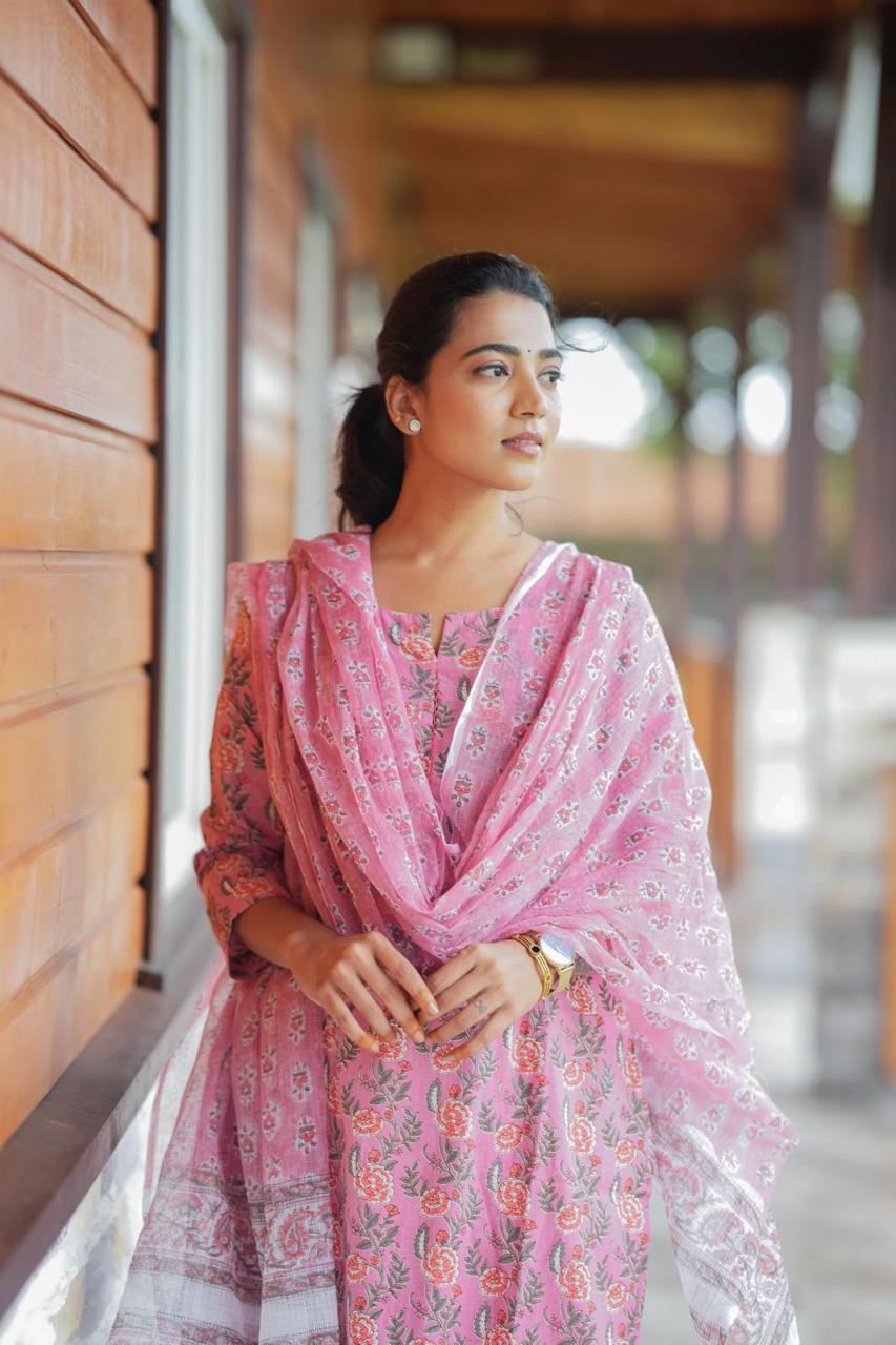 Pink Floral Printed Kurti Pant Dupatta Set - Image 3