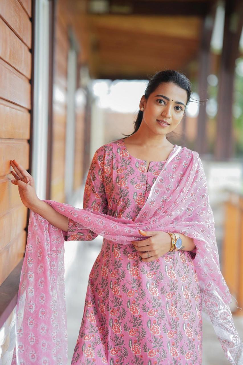 Pink Floral Printed Kurti Pant Dupatta Set - Image 4