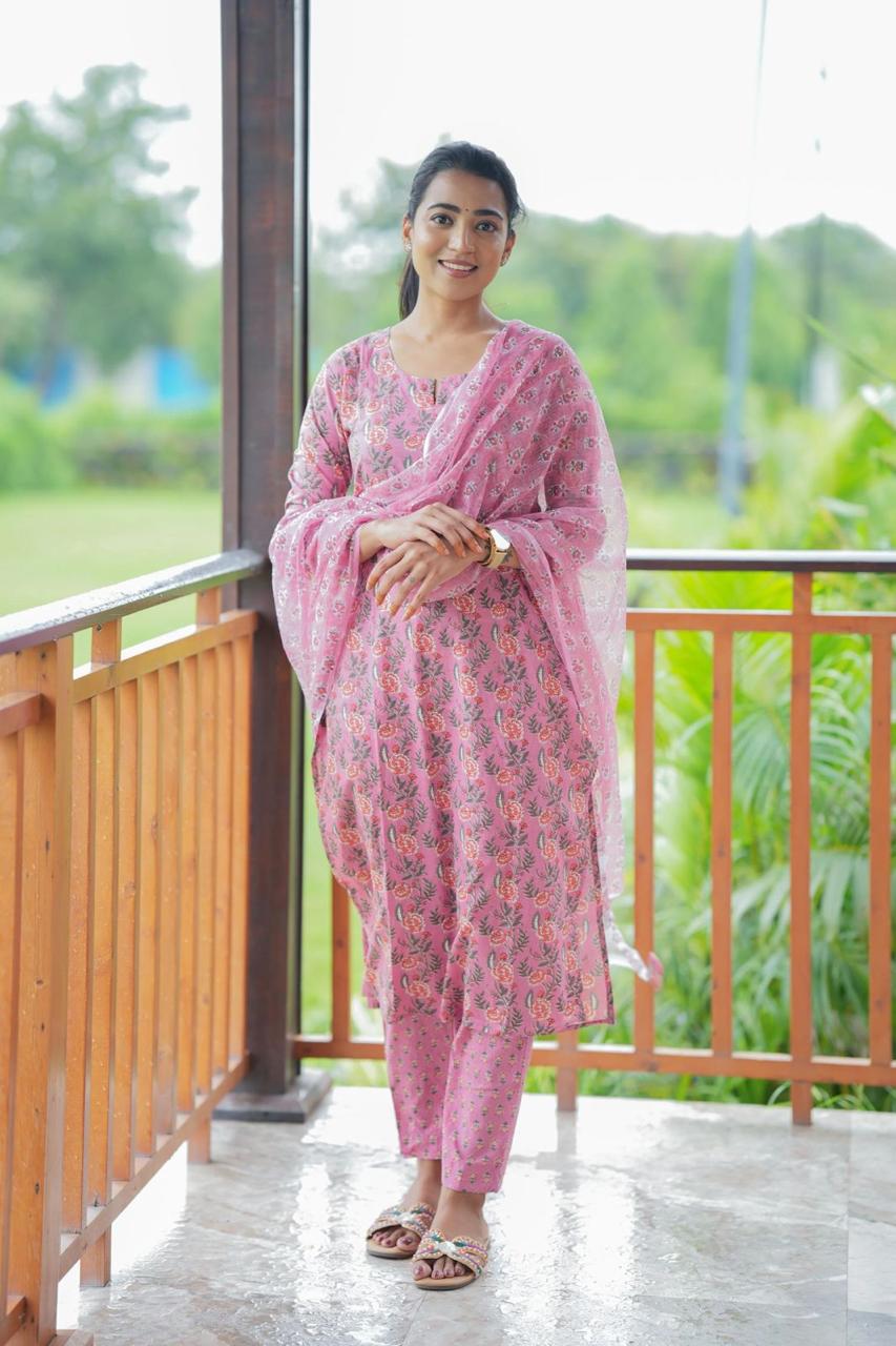 Pink Floral Printed Kurti Pant Dupatta Set - Image 5